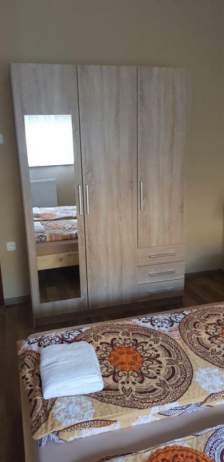 Lotti Apartman Kiskunhalas Buitenkant foto