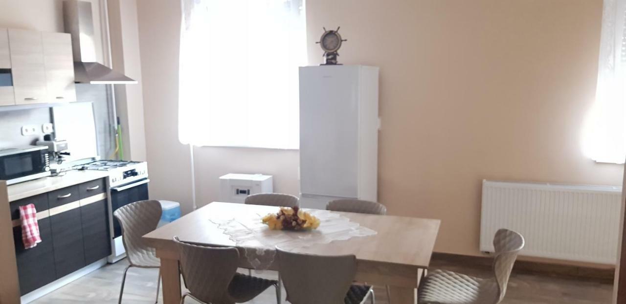 Lotti Apartman Kiskunhalas Buitenkant foto